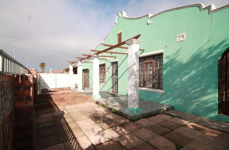 4 Bedroom Property for Sale in Lavender Hill Western Cape